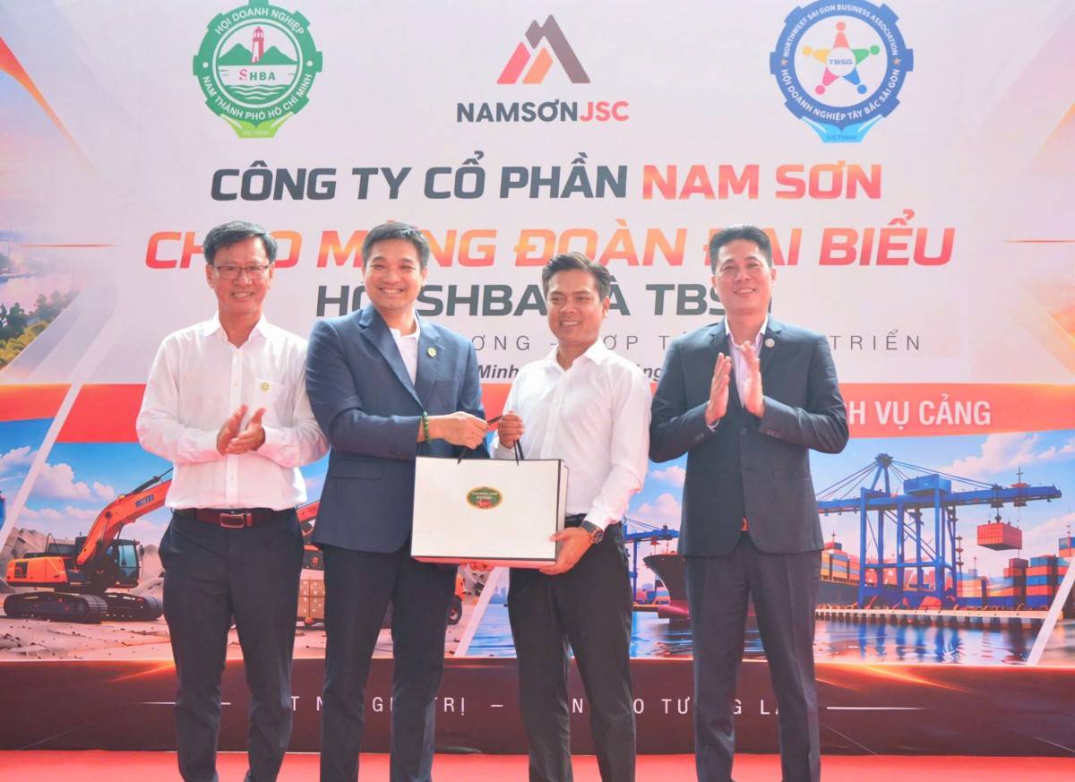 Điểm đến đầu tiên của đoàn là Công ty Cổ phần Nam Sơn. Điểm đến đầu tiên của đoàn là Công ty Cổ phần Nam Sơn.